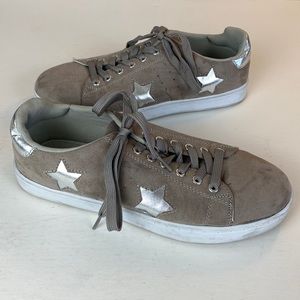 🌟Madden Girl Falyne tan manmade suede and silver starred court shoes size 8.5